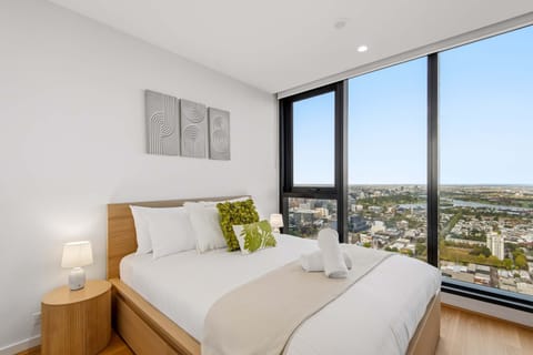 Wake up to breathtaking city views in this bright and beautifully styled modern retreat.