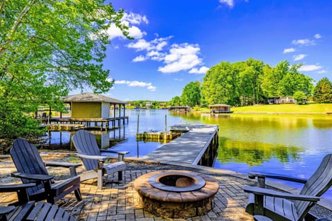 Lakefront - Calm cove water, perfect for swimming, paddling, and sunset boat rides.