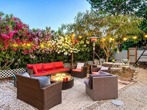 Picture yourselves enjoying evenings under the stars while hanging out in the outdoor private enclosed yard! Enjoy endless star filled sky's around the fire pit . 
