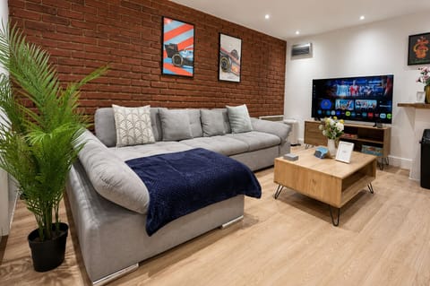 Living area w/ smart TV - Shoreditch 2-story House near Brick Lane, Liverpool St