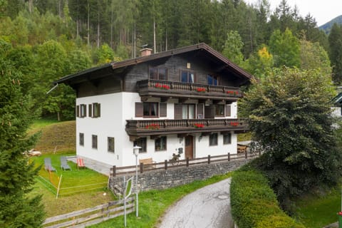 Traditional alpine Chalet Ferienhaus Höllbacher in Bad GAstein