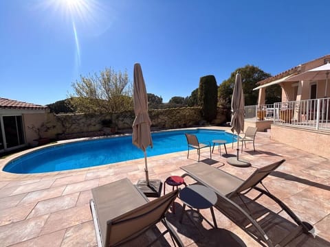 coin piscine avec transate et salon d`exterieur