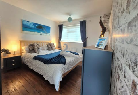 King size bed with a 40/60 memory and sprung mattress. 
