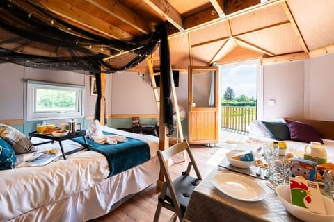 Dormouse House - 4 poster king bed and dining area