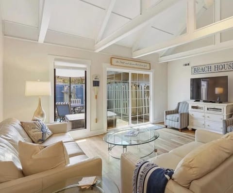 Cozy & spacious villa with private courtyard. Leather couches.