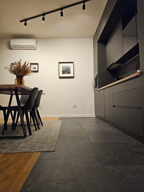 interior, indoor dining, indoor, climate control, dining tabl