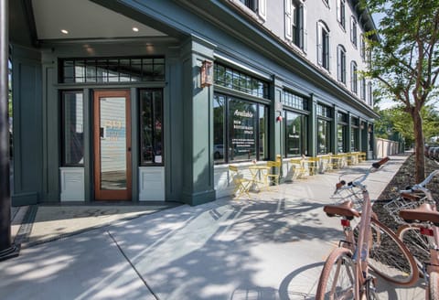 Your Charleston home away from home awaits ✨ Cozy, beautifully designed, and perfectly located to explore everything the city has to offer.