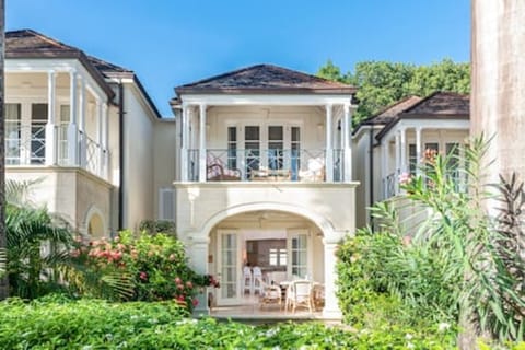 Boana is a stunning one bedroom villa within the Schooner Bay complex providing access to the communal swimming pool, hot tub, gym, shared gardens and beach access.