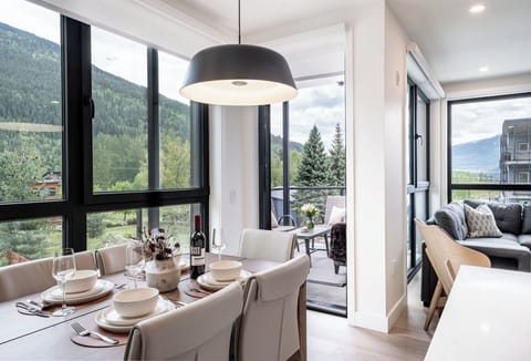 Charlie's Retreat- Dining Area/Patio