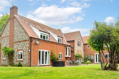 Manor Farm Lodge, Brancaster: Detached, private and only a short walk to the beach!