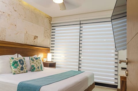 Master bedroom with king-size bed, Smart TV and closet.