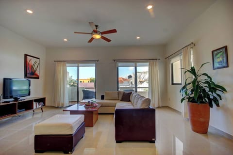 Spacious and very well lit penthouse overlooking 5th Avenue, ideal for 6 people comfortably.