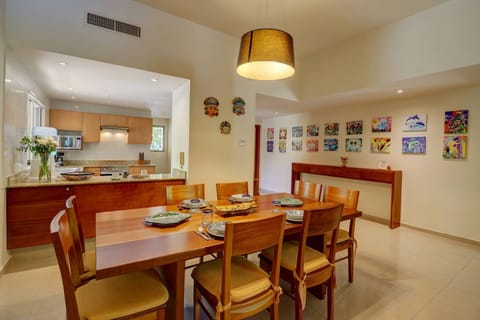 Large and comfortable dining room for 6 people