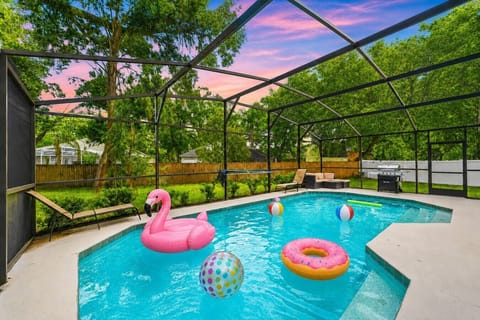 Welcome to Magic Oaks! Cool off after Disney adventures!