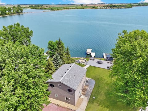 May's Cozy Lakefront Cabin!