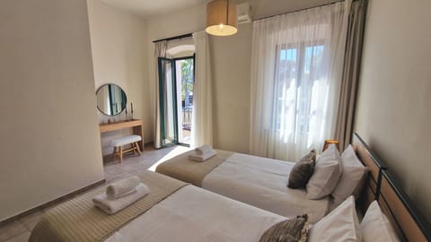 Bright open-plan bedroom with two single beds (90×200 cm)