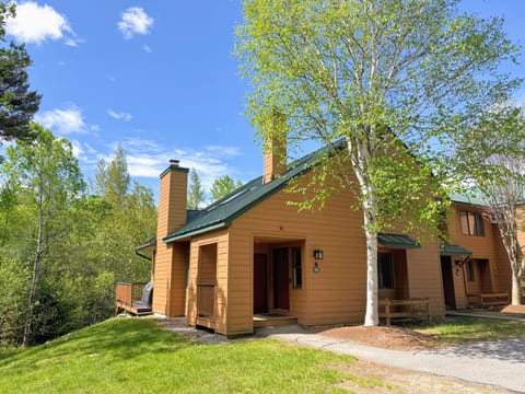 Welcome to this end unit Mount Washington Place home!