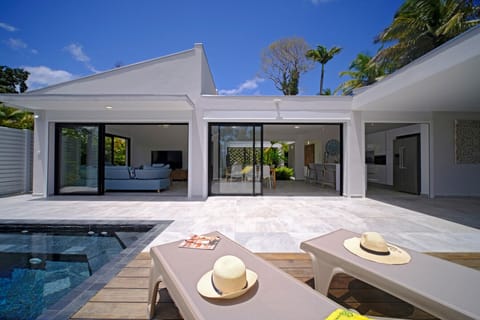 Enjoy a relaxing break at Villa So Quiet, a contemporary villa with a private pool located in Petit-Bourg.