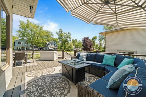 🌅 Resort-style deck with plush seating, umbrellas & fire pit — sunset cocktails, rehearsal-dinner toasts, and post-round drinks happen right here.