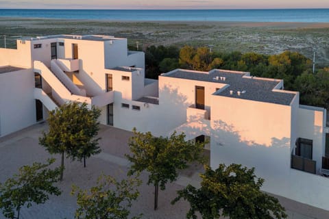 Iconic white architecture awarded the "20th Century Heritage" label, designed for pedestrians and cyclists.