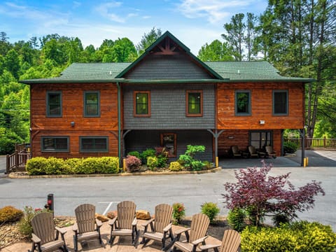 One of the largest private group lodge in the Smoky Mountains. 20 bedrooms, 24 en-suite baths, 64+ guests — all under one roof on flat, accessible roads minutes from downtown Gatlinburg.