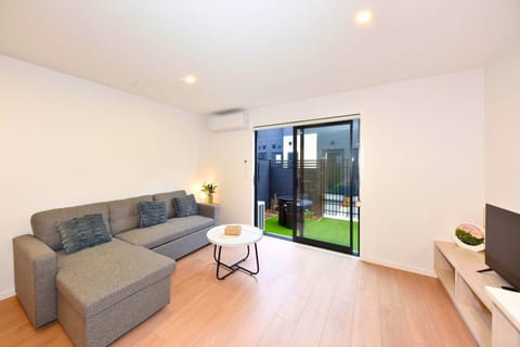 4 245 Moorhouse Ave (3) - Edited