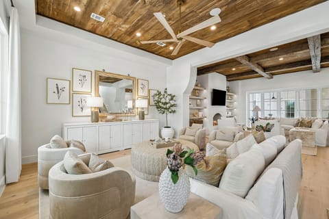 Spacious Living Area with Seating for 8
