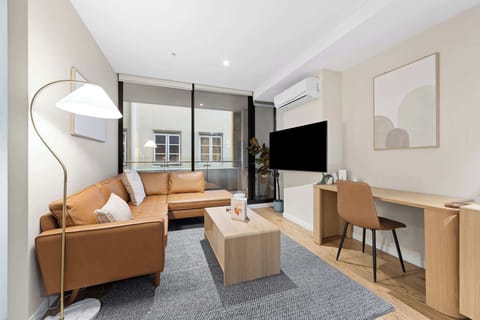 Living room with ample seating, carefully selected furnishings and flat screen TV. There is also a desk for remote work.