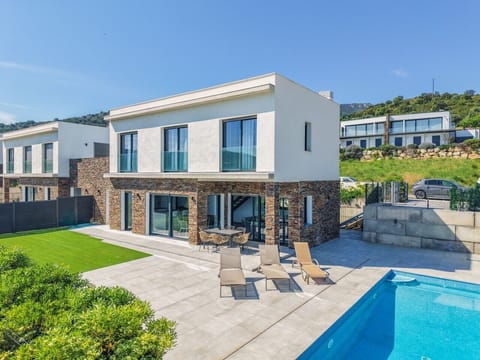 Luxury Villa with Private Pool & Sea Views