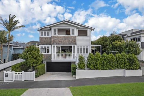 Hampton by the Sea|Narrowneck Escape. Front of House
