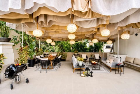 This breathtaking rooftop was designed for unforgettable moments—slow breakfasts, afternoon lounging, sunset cocktails, BBQs with loved ones, and magical evenings under the Mexico City sky, right in the heart of Condesa. ✨
