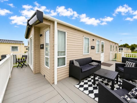 Located in the charming seaside town of Mablethorpe, our caravans are perfect for a weekend escape or a mid-week refresh