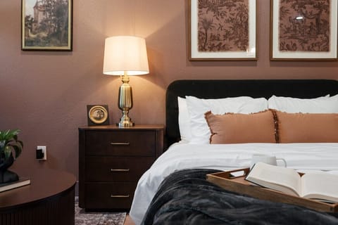 💤 Sink into our plush king-size bed with crisp, premium linens for the ultimate night`s sleep.