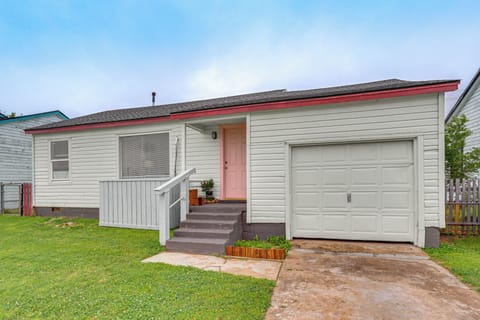 Lawton Vacation Rental | 2BR | 1BA | 726 Sq Ft | Stairs Required
