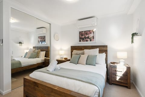 Bedroom 1 - Queen (1)