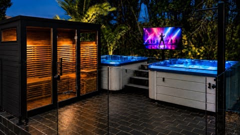 Your Malua Bay stay at Skye’s Beach House features 2 hydrotherapy spas, an outdoor infrared sauna and a private entertainment area in the Batemans Bay region.
