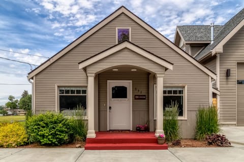 Covered front entry provides a welcoming arrival and easy access.