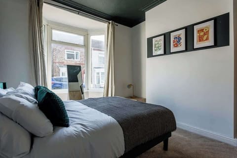 Enjoy a comfortable bedroom with fresh bedding, bedside storage, and a bright, open feel. The practical layout and useful furnishings make it easy to settle in and relax after a busy day.