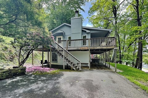 Welcome to Lakeside Ease: Split Lakefront w. Hot Tub + Fire Pit