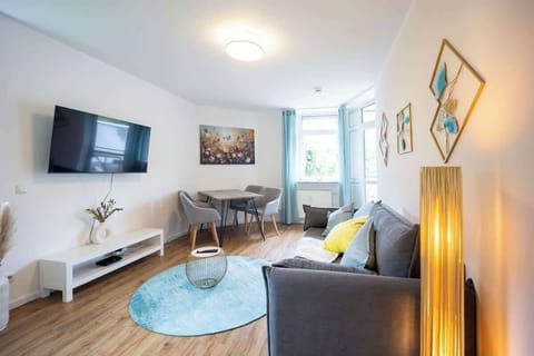 Wohnzimmer mit Esstisch für vier und gemütlicher Sofaecke