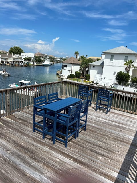 Morning coffee, evening cocktails or dinner overlooking the canal