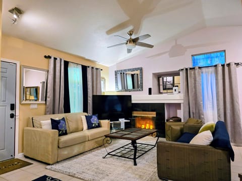 living room, sofa turns into a queen size bed, fireplace ambiance 