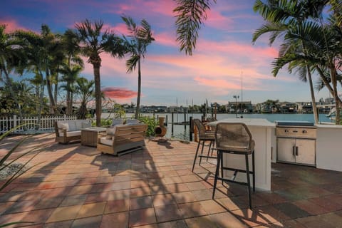 [Patio] Outdoor kitchen & lounging area