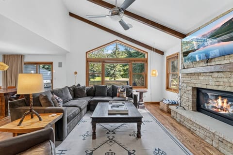 Spacious living room with fireplace and Smart Tv