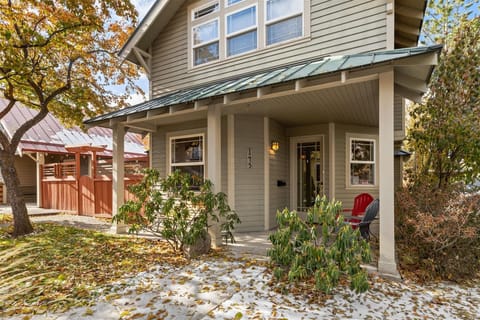 Broadway Cottage, Sleeps 4, Downtown Bend, Walk Everywhere!