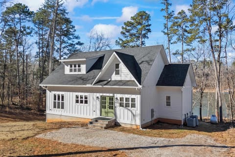 Front view of this beautiful home!!