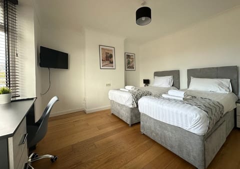 Downstairs Bedroom - Twin