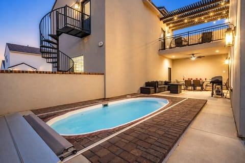 Private Fully Fenced Yard - Pool, Fire Pit, BBQ, Outdoor Dining
