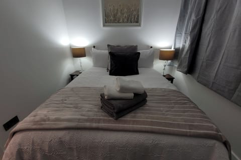 First bedroom with double bed and a dressing table