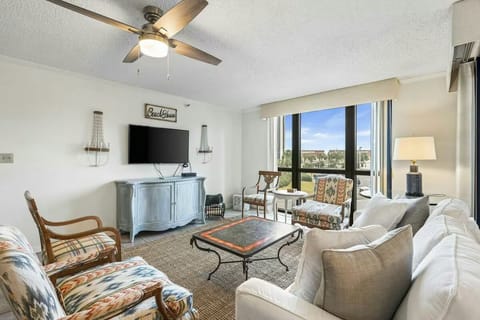 Open concept central area for your group enjoy